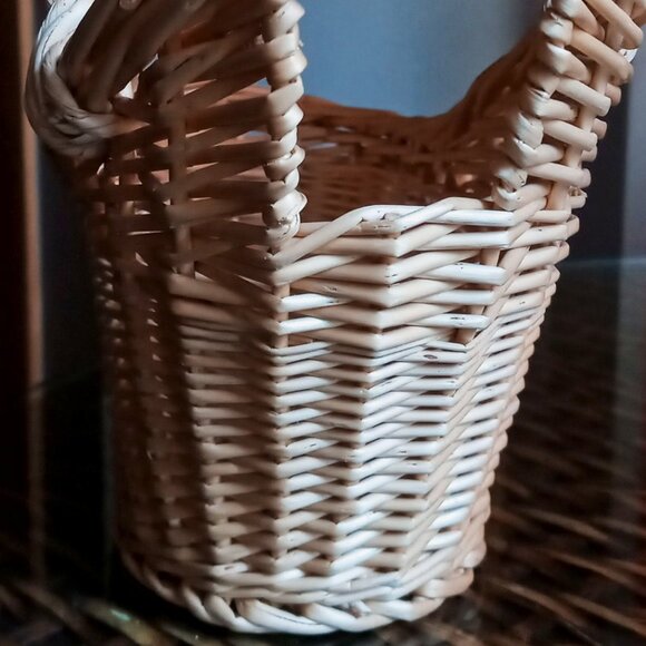 Fun & Classy Vintage Wicker Rattan Wine Bottle Pouring Holder Carrier - Picture 8 of 9